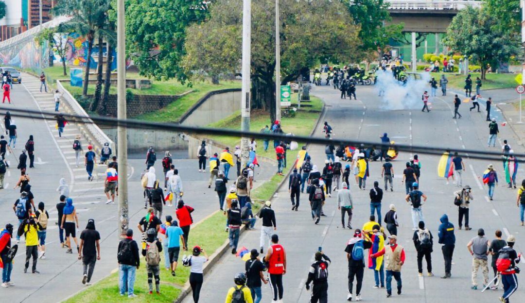 Los enfrentamientos en la calle quinta con carrera 10, deja varias personas heridas.