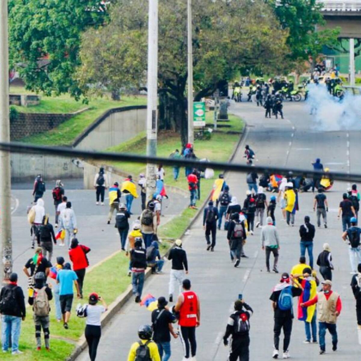 Gases, disparos y heridos, dejan disturbios en la Loma de la Cruz
