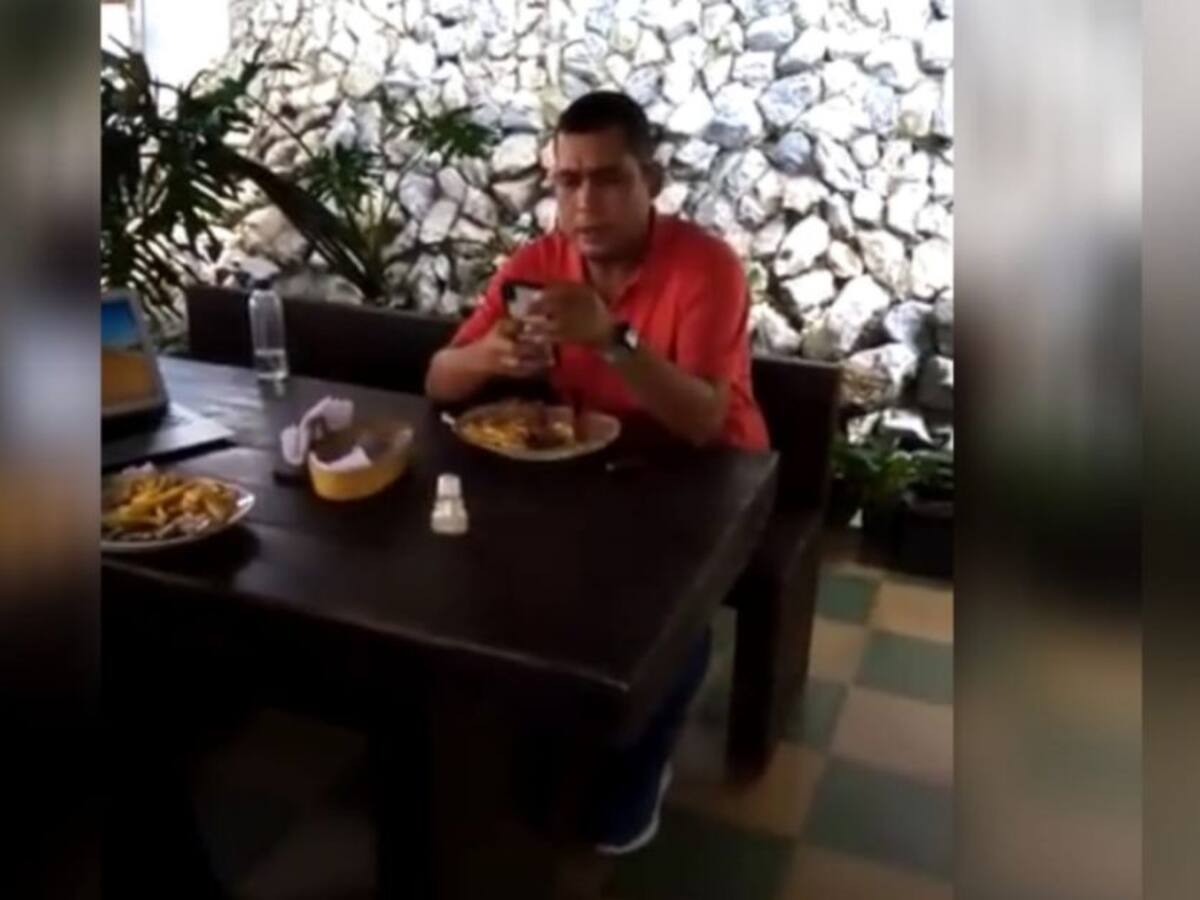 Alcalde pide renuncia de secretario que fue visto comiendo en restaurante
