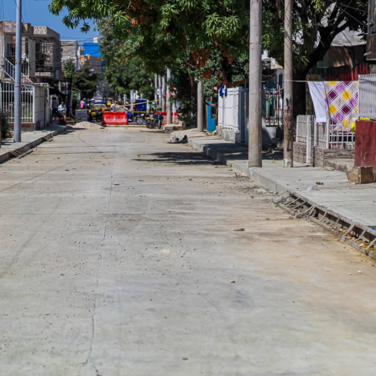 Avanza vía al colegio Camilo Torres en El Pozón: ya van 140 metros lineales de pavimento entregados
