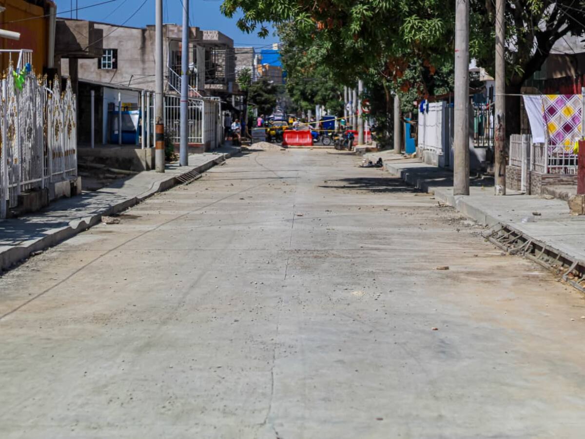 Avanza vía al colegio Camilo Torres en El Pozón: ya van 140 metros lineales de pavimento entregados