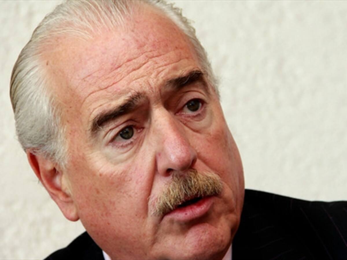 Pastrana desmiente a su partido. Salió del país por "asuntos personales"
