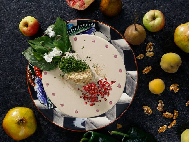 MEX2908. GUADALAJARA (MÉXICO), 20/08/2023.- Fotografía que muestra un platillo de chile en nogada elaborado en el restaurante Bruna, el 13 de agosto de 2023 en la ciudad de Guadalajara, Jalisco (México). Productores mexicanos buscan preservar el sabor y colorido del chile en nogada, el histórico platillo de las fiestas patrias, que sería imposible sin los agricultores que luchan por rescatar el chile criollo ante las amenazas de la crisis climática. EFE/ Francisco Guasco