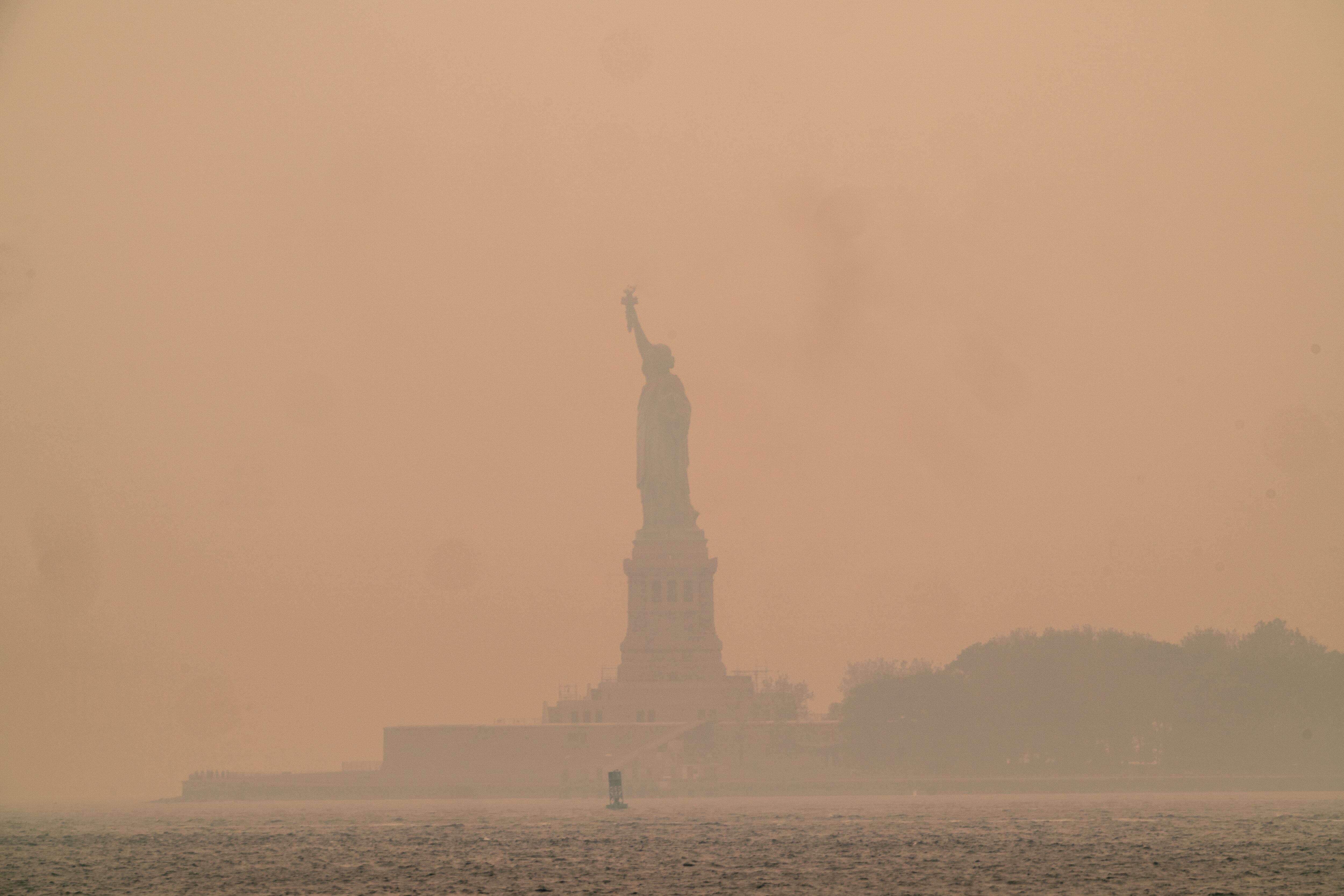 Incendios forestales en Canadá envuelve la Estatua de la Libertad. Foto: David Dee Delgado/Getty Images