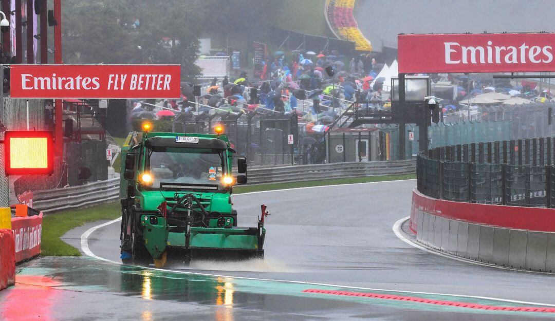 Vehículo que seca la pista en el Gran Premio de Bélgica 2021