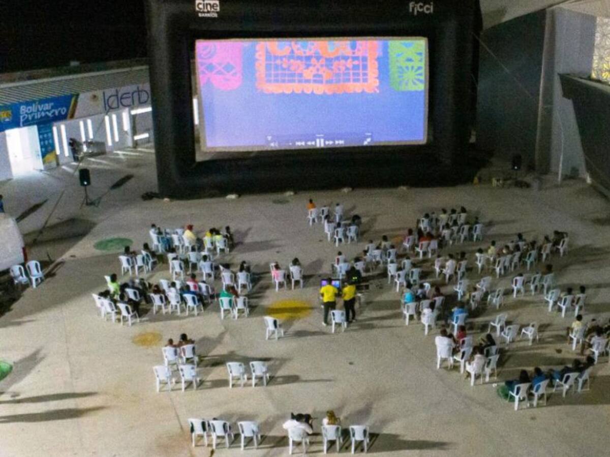 Alegría, diversión y cine a 130 niños del albergue temporal de Rocky Valdez