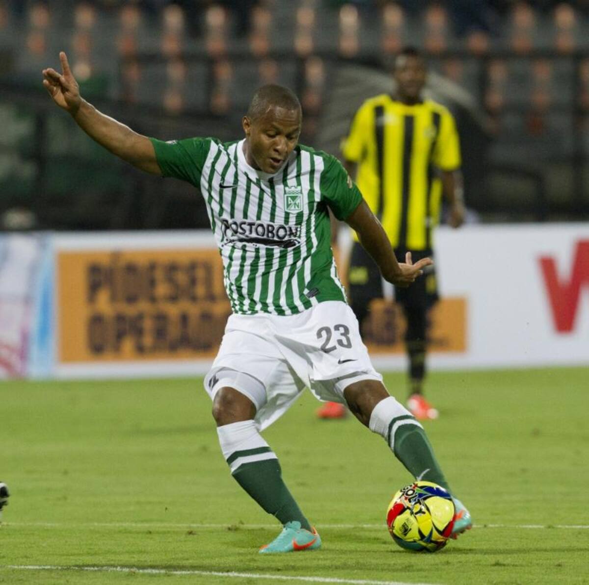 Luis Fernando Mosquera domina el balón ante Alianza Petrolera.