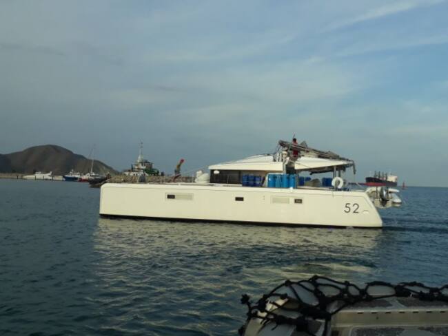 Guardacostas rescata velero peruano a la deriva en costas de Santa Marta