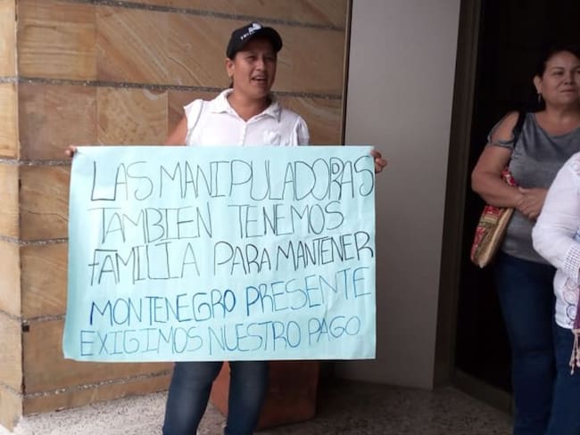 Las mujeres que preparan los alimentos del PAE en Quindío protestaron a las afueras de la gobernación