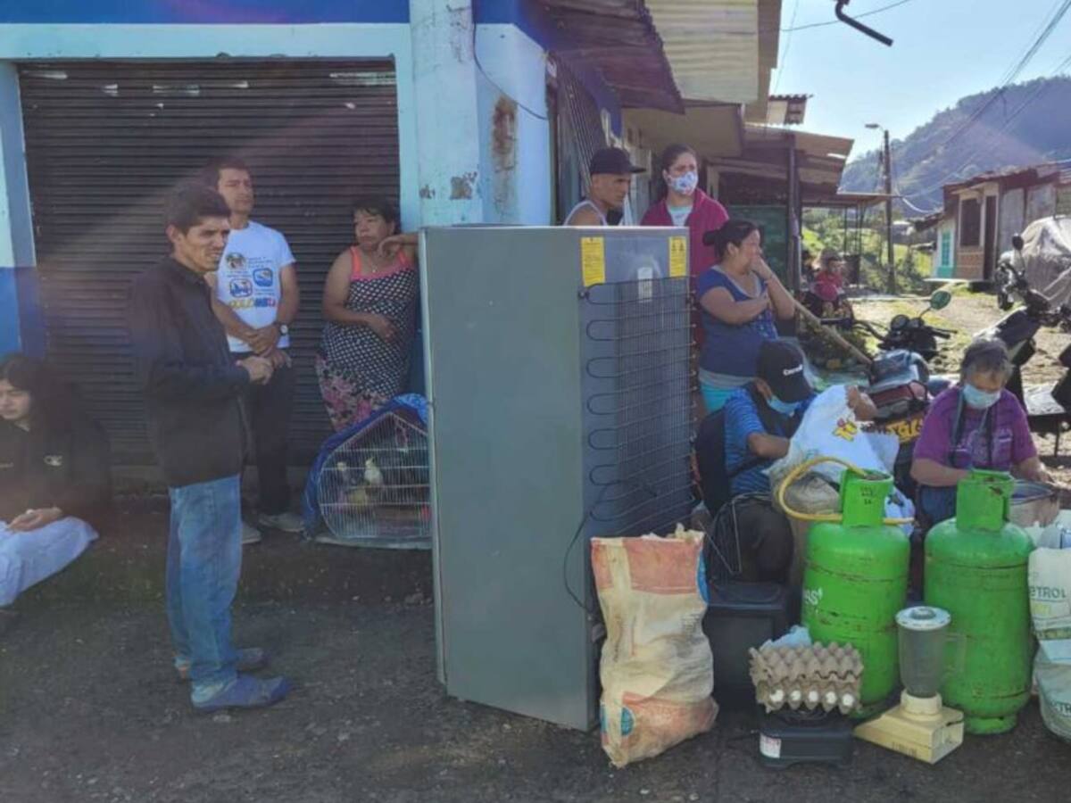 Damnificados en Pereira denuncian estar durmiendo en carpas improvisadas