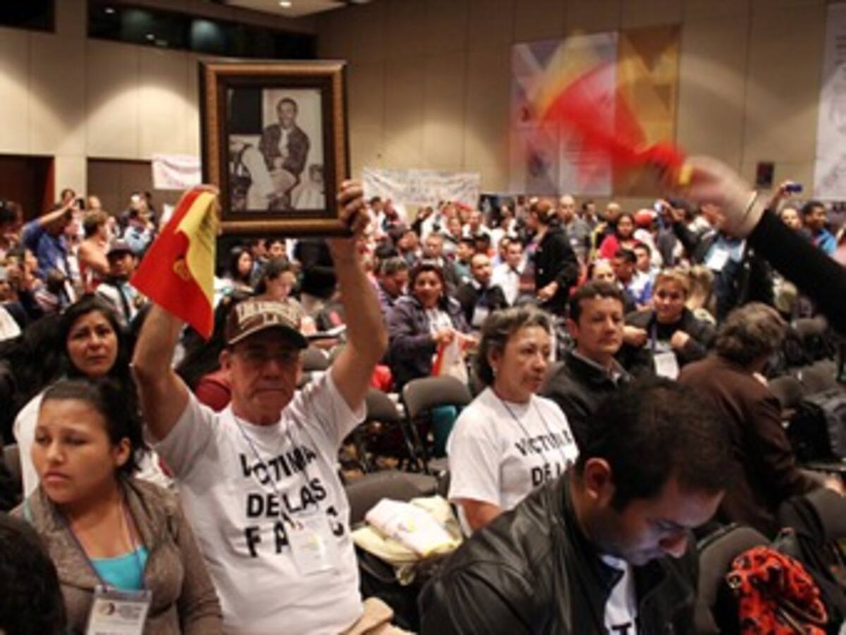 Mininterior es blanco de silbidos y abucheos durante foro de victimas