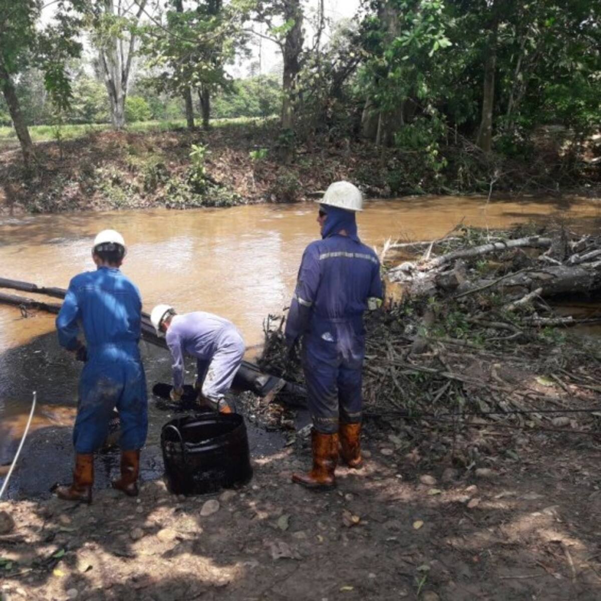 Derrame de crudo cae a rio Putumayo tras fuertes lluvias en Puerto Asís