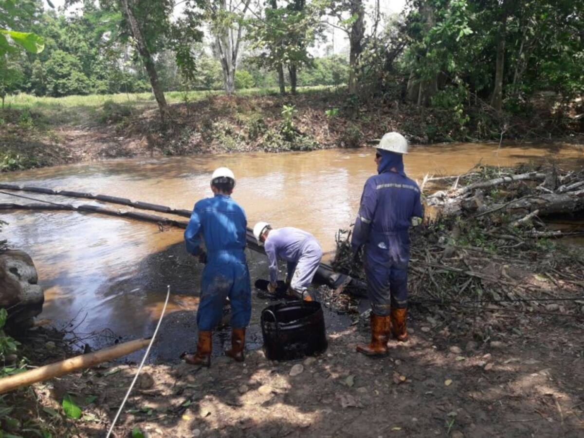 Derrame de crudo cae a rio Putumayo tras fuertes lluvias en Puerto Asís