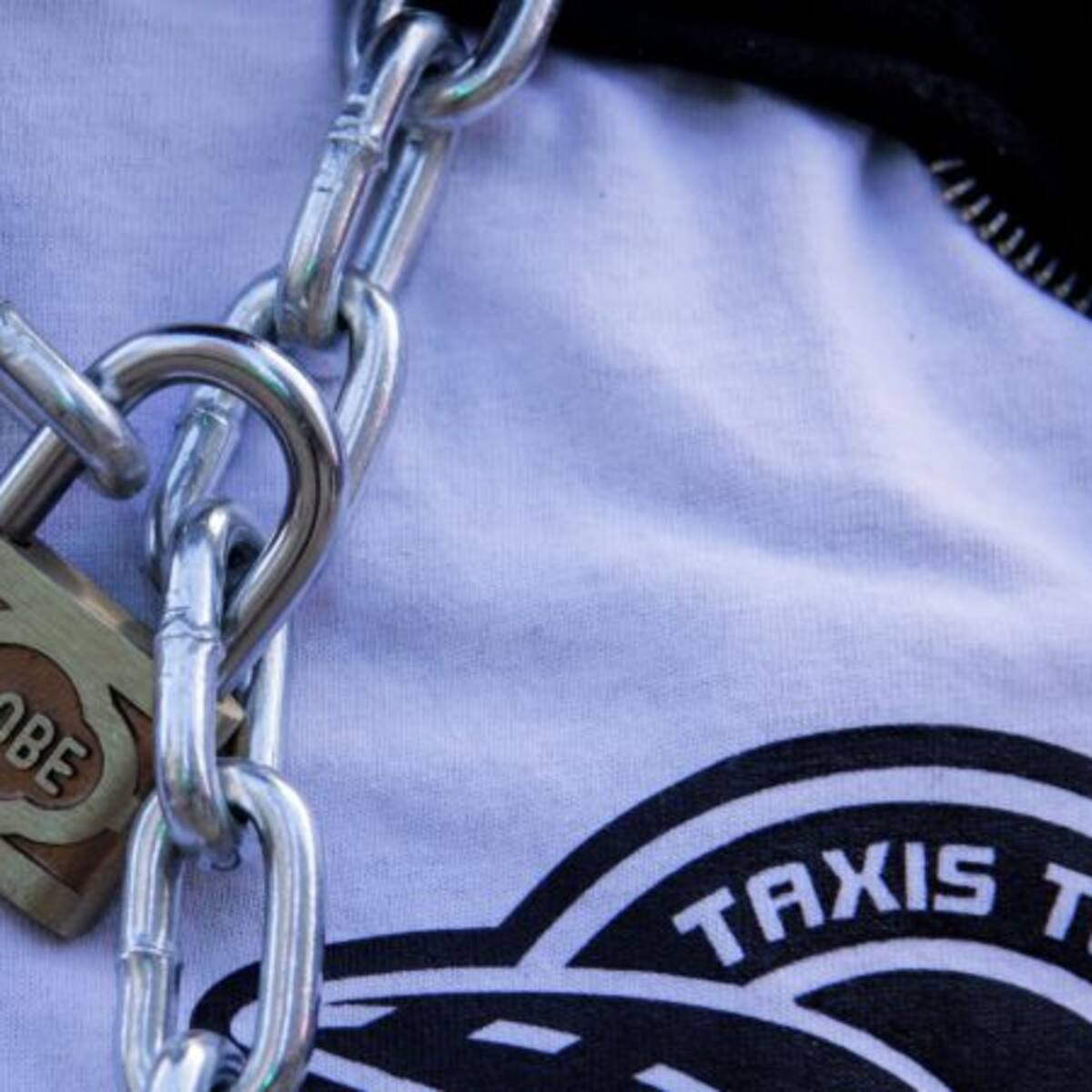 Arrancó la huelga de hambre de trabajadores encadenados en MinEducación