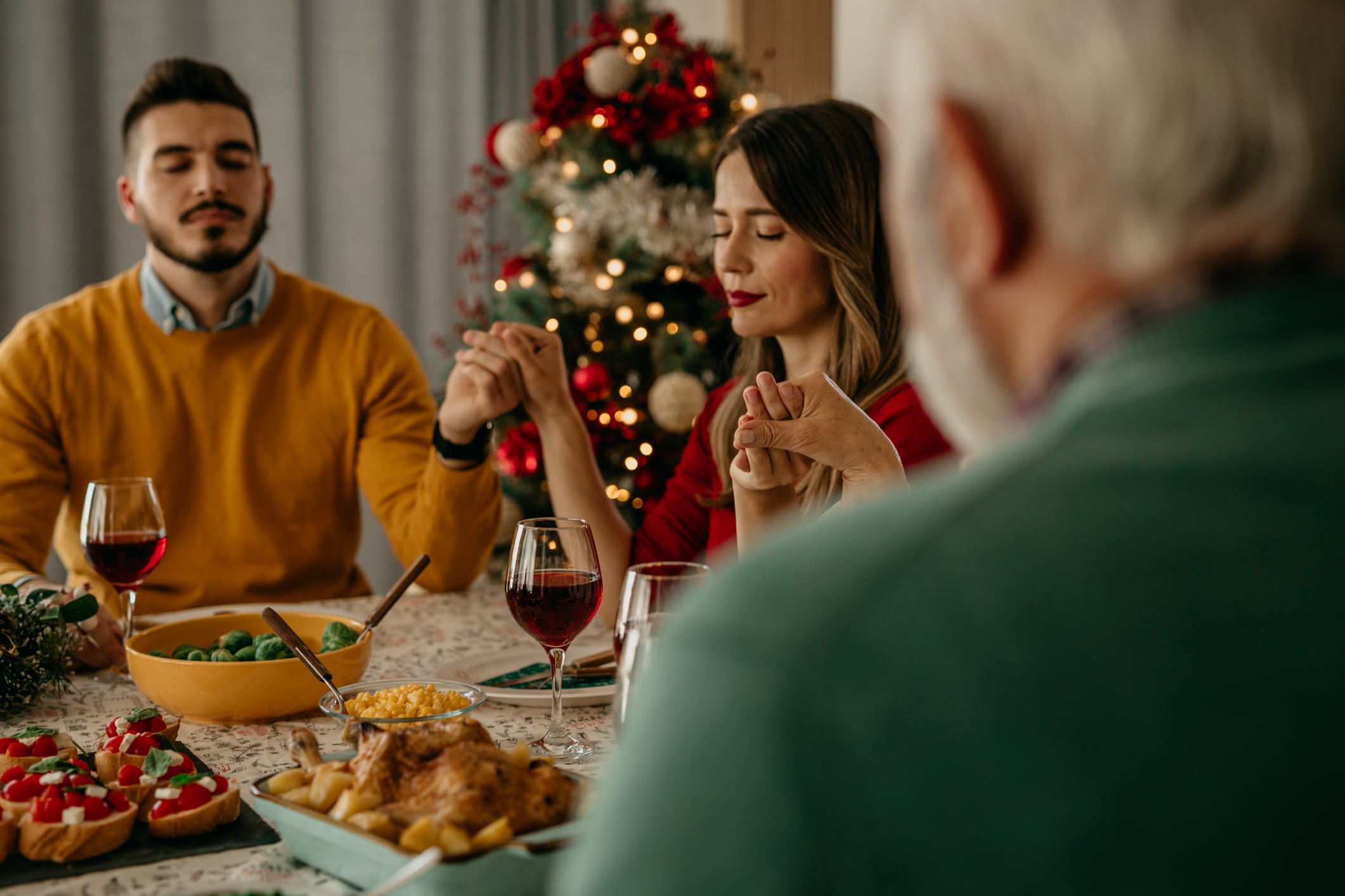 Familia reunida haciendo una oración el 24 de diciembre (Getty Images)