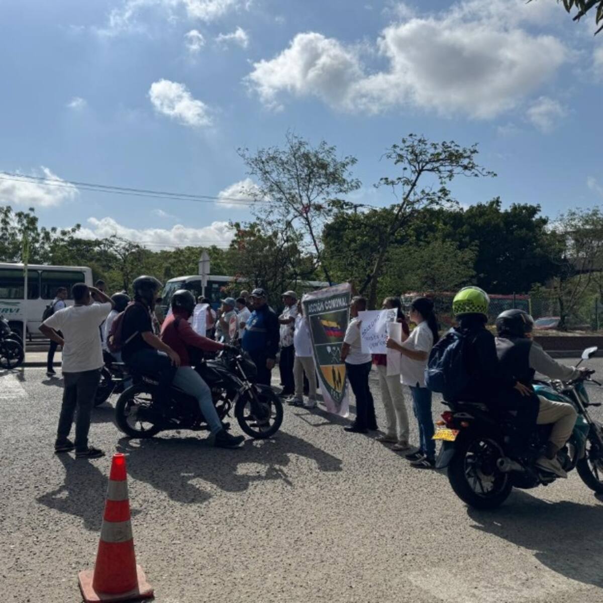 Plantón de padres paraliza la vía al aeropuerto Cortissoz: exigen reparar puente del INEM