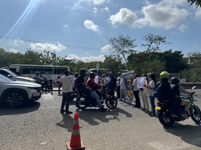 Padres bloquean vía al aeropuerto en protesta por deterioro del puente peatonal del INEM
