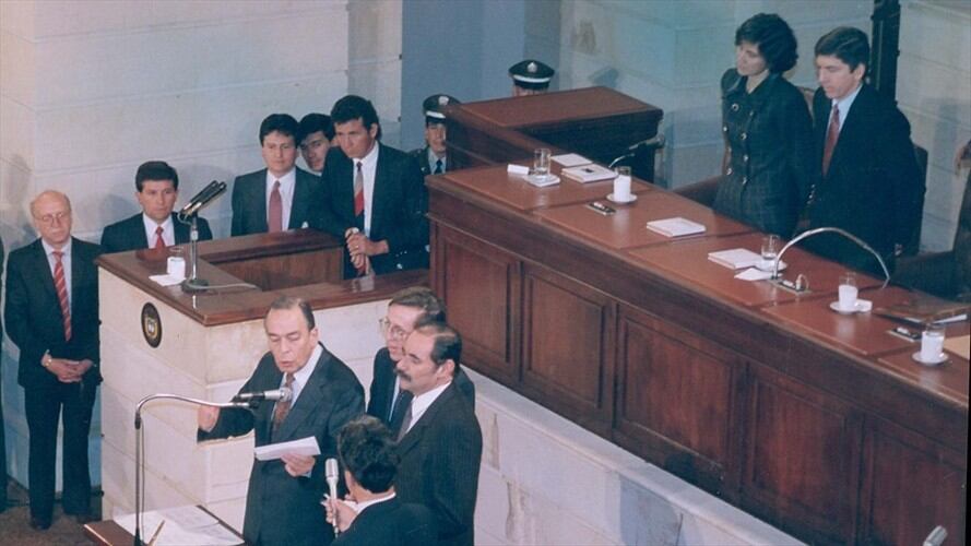 El dirigente conservador Álvaro Gómez en el Capitolio durante la firma de la Constitución de 1991. Foto: Colprensa
