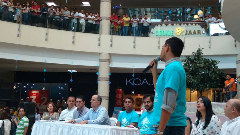 El acto se llevó a cabo en la plaza central de complejo comercial.