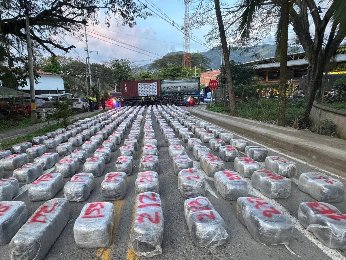 Policía Antioquia incautó 5,5 toneladas de marihuana en un camión en la vía Medellín-La Pintada