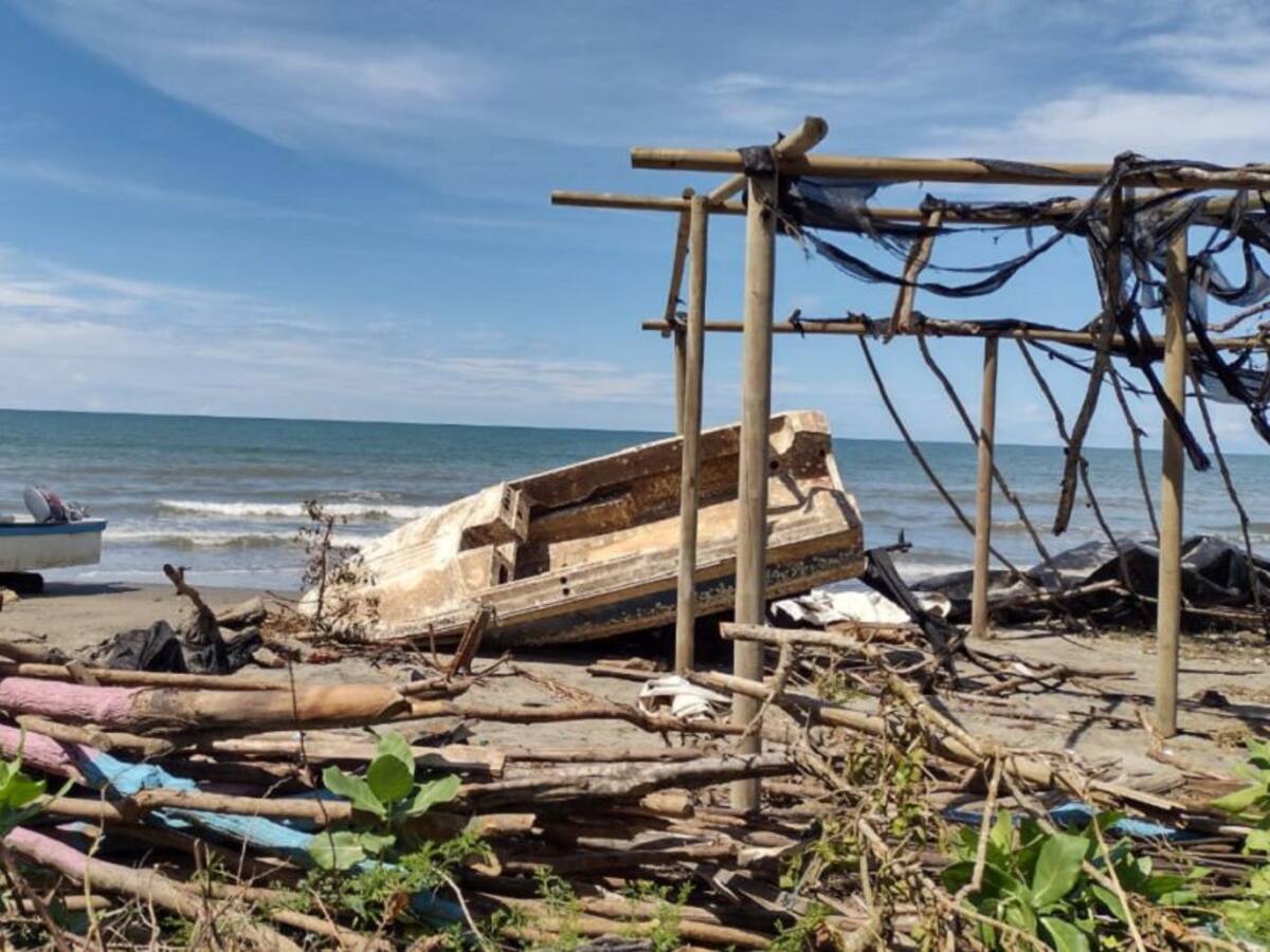 Fuerza del mar destruye 40 restaurantes en Manzanillo del Mar