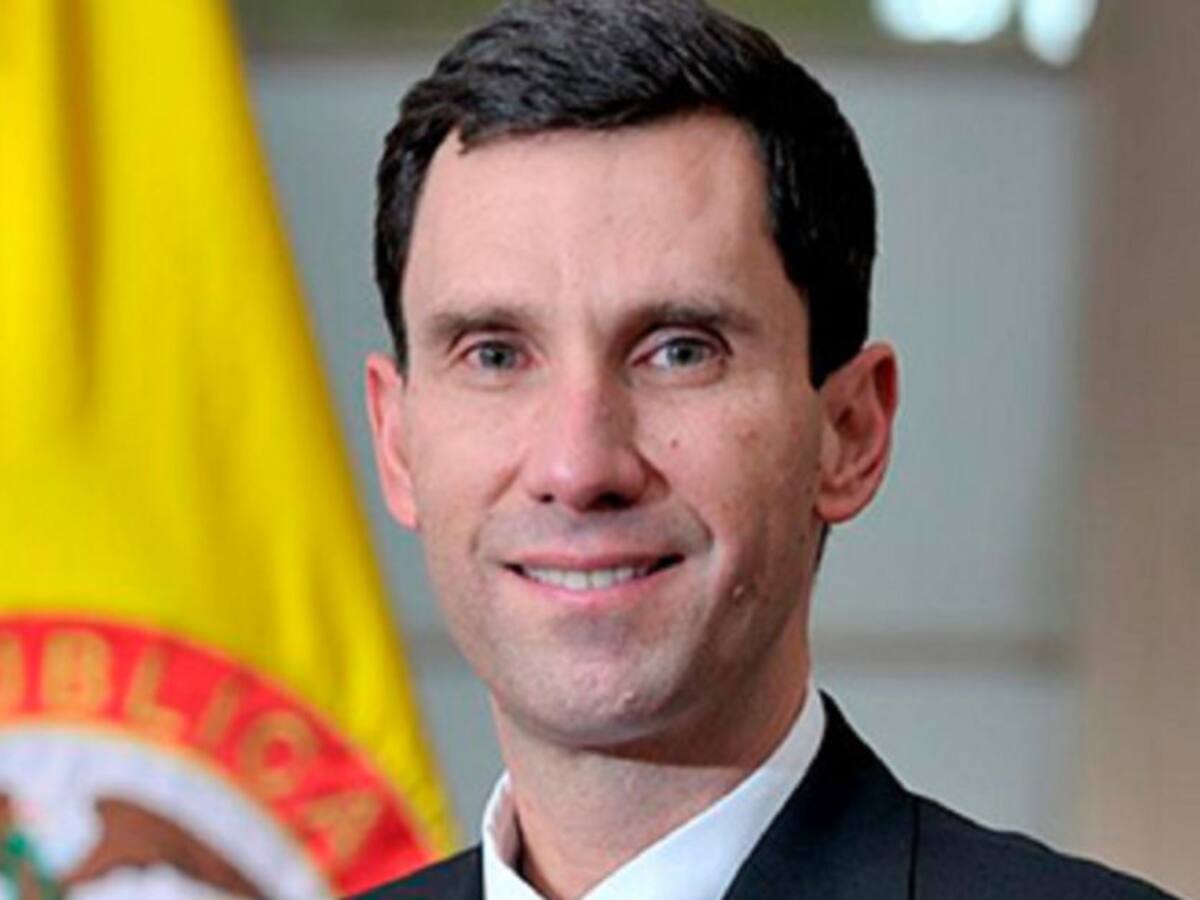 Nombran a viceministro del interior como alcalde Ad Hoc de Medellín