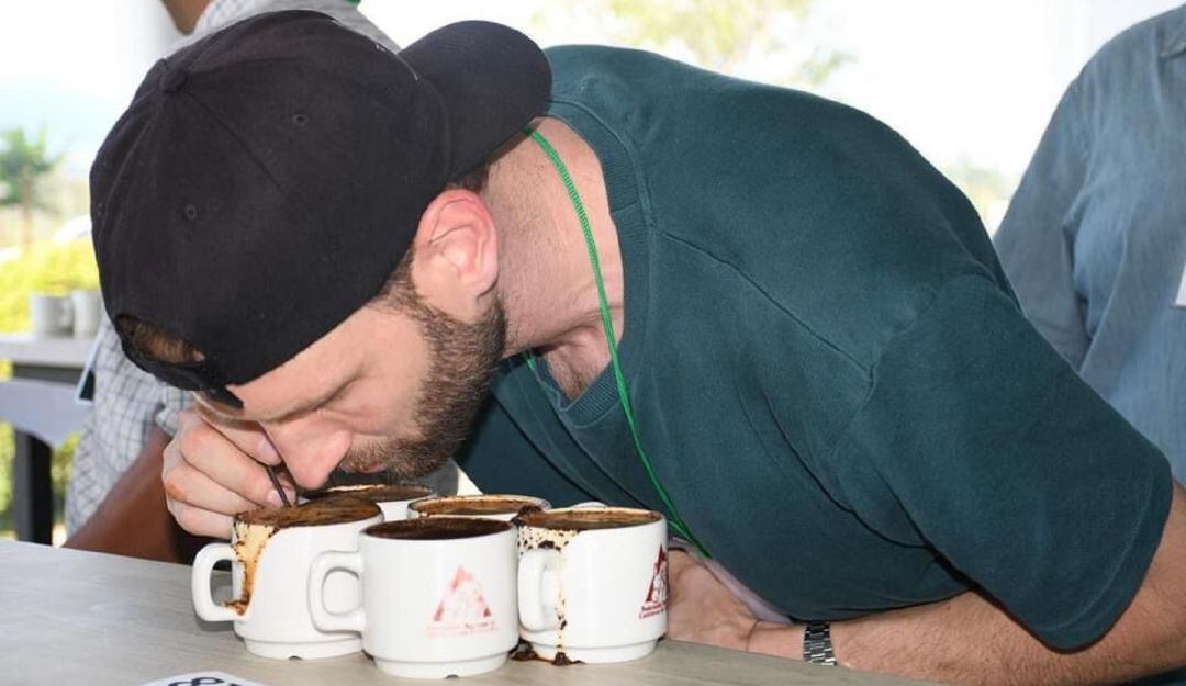 Empresario extranjero catando café del Tolima