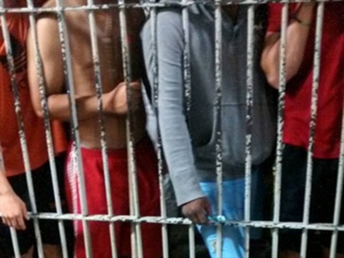 Denuncian hacinamiento de detenidos en estaciones de policía de Medellín