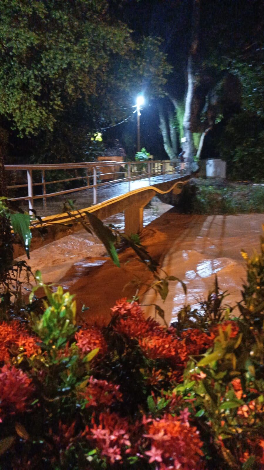 Fuertes lluvias generan desbordamiento de quebrada en Melgar, Tolima.