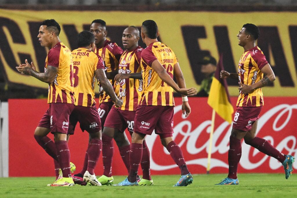 Deportes Tolima celebra la anotación de Junior Hernández ante Juior de Barranquilla (Photo by RAUL ARBOLEDA/AFP via Getty Images)