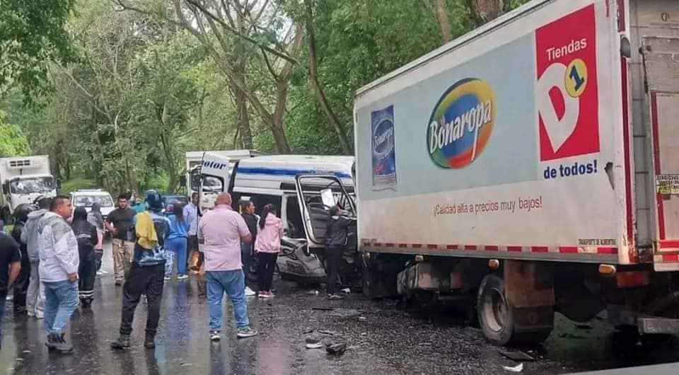 El percance vial al parecer se registró por la invasión del carril contrario de uno de los vehículos.