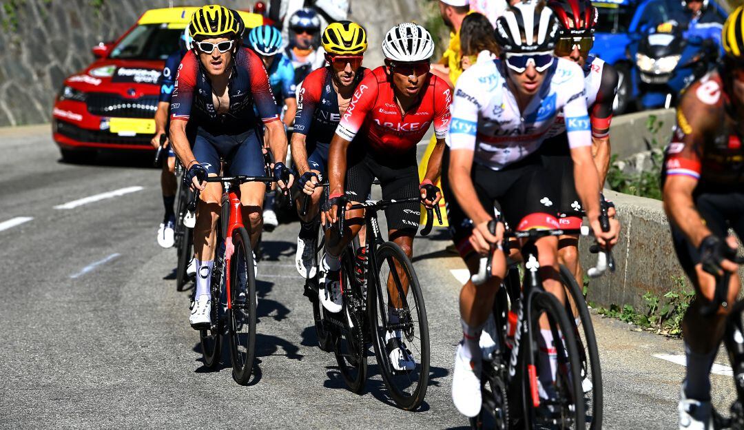 Nairo Quintana y Geraint Thomas compiten codo a codo en el ascenso de la etapa 12 del Tour de Francia.