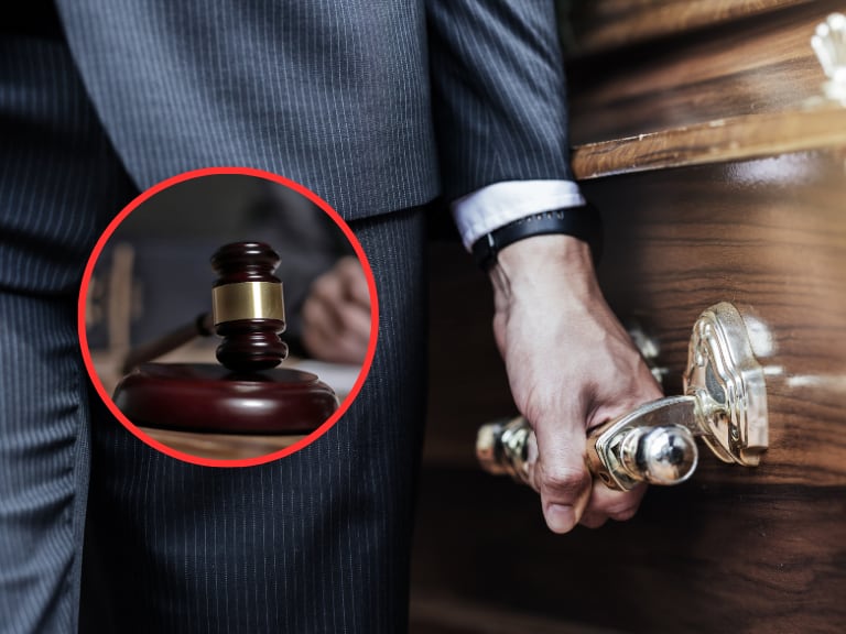Persona cargando un ataúd y de fondo un símbolo de ley y justicia (Fotos vía Getty Images)