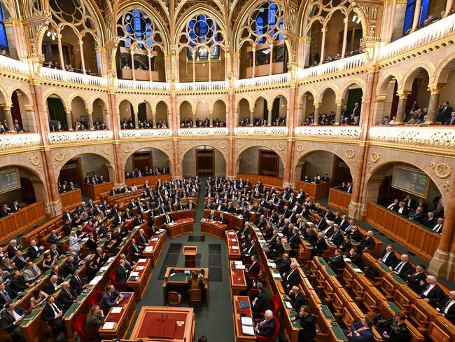 -FOTODELDÍA- BUDAPEST, 26/02/2024.- Un momento de la sesión extraordinaria celebrada este lunes por el Parlamento de Hungría, en Budapest. El Parlamento de Hungría ratificó este lunes la entrada de Suecia en la OTAN, con lo cual levantó el último obstáculo que afrontaba el país escandinavo para integrarse como miembro de pleno derecho en la Alianza Atlántica. EFE/TIBOR ILLYES PROHIBIDO SU USO EN HUNGRÍA