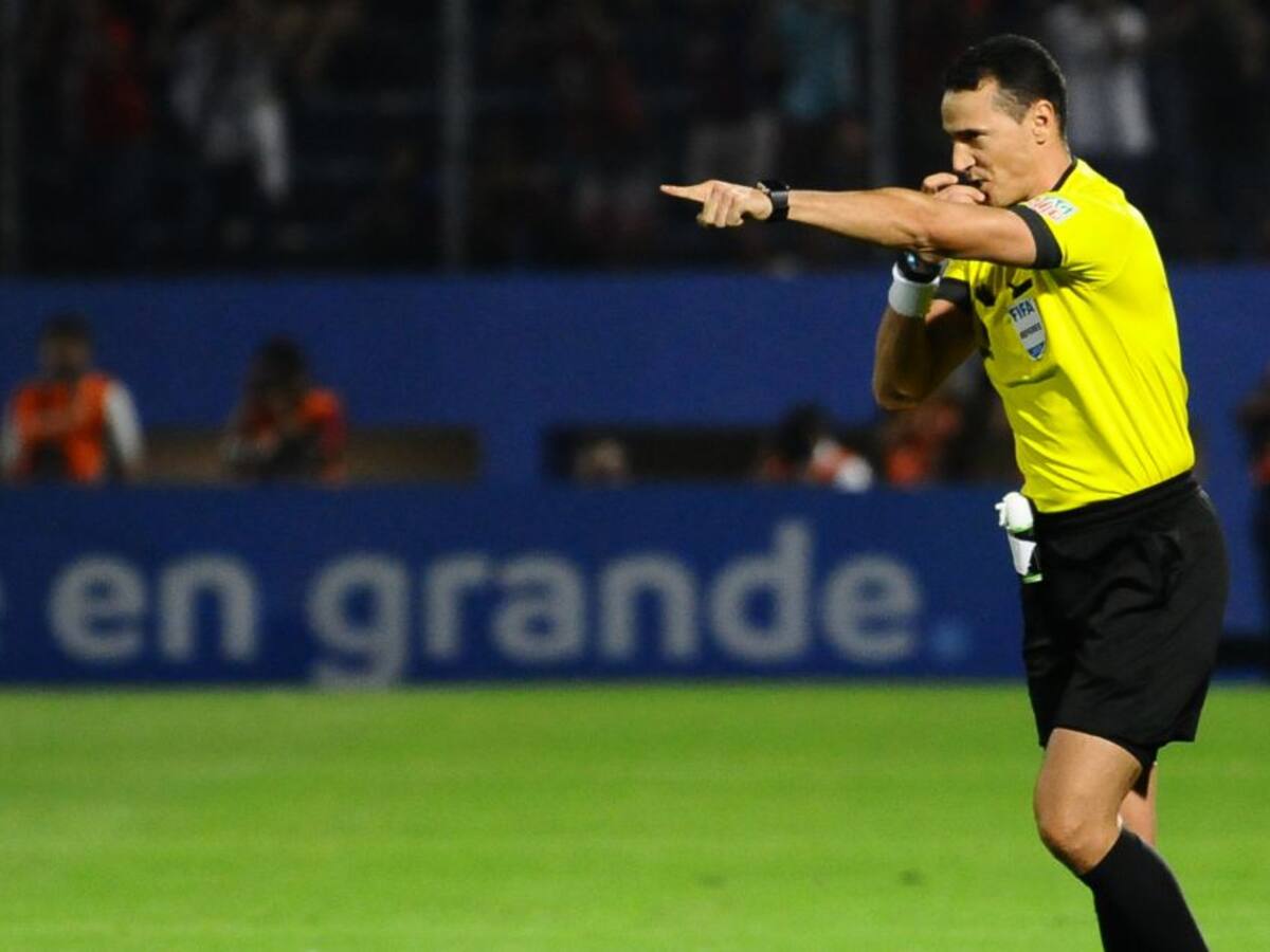 Árbitros de países vecinos pitarán toda fase de grupos de la Libertadores