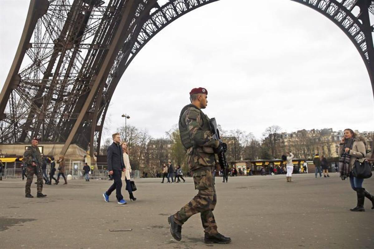 Monumentos como la Torre Eiffel son fuertemente custodiados. Los uniformados patrullan todas las ciudades luego de que Al Qaeda en Yemen amenazara con más ataques como el de París contra "infieles" a Mahoma. Foto: Efe
