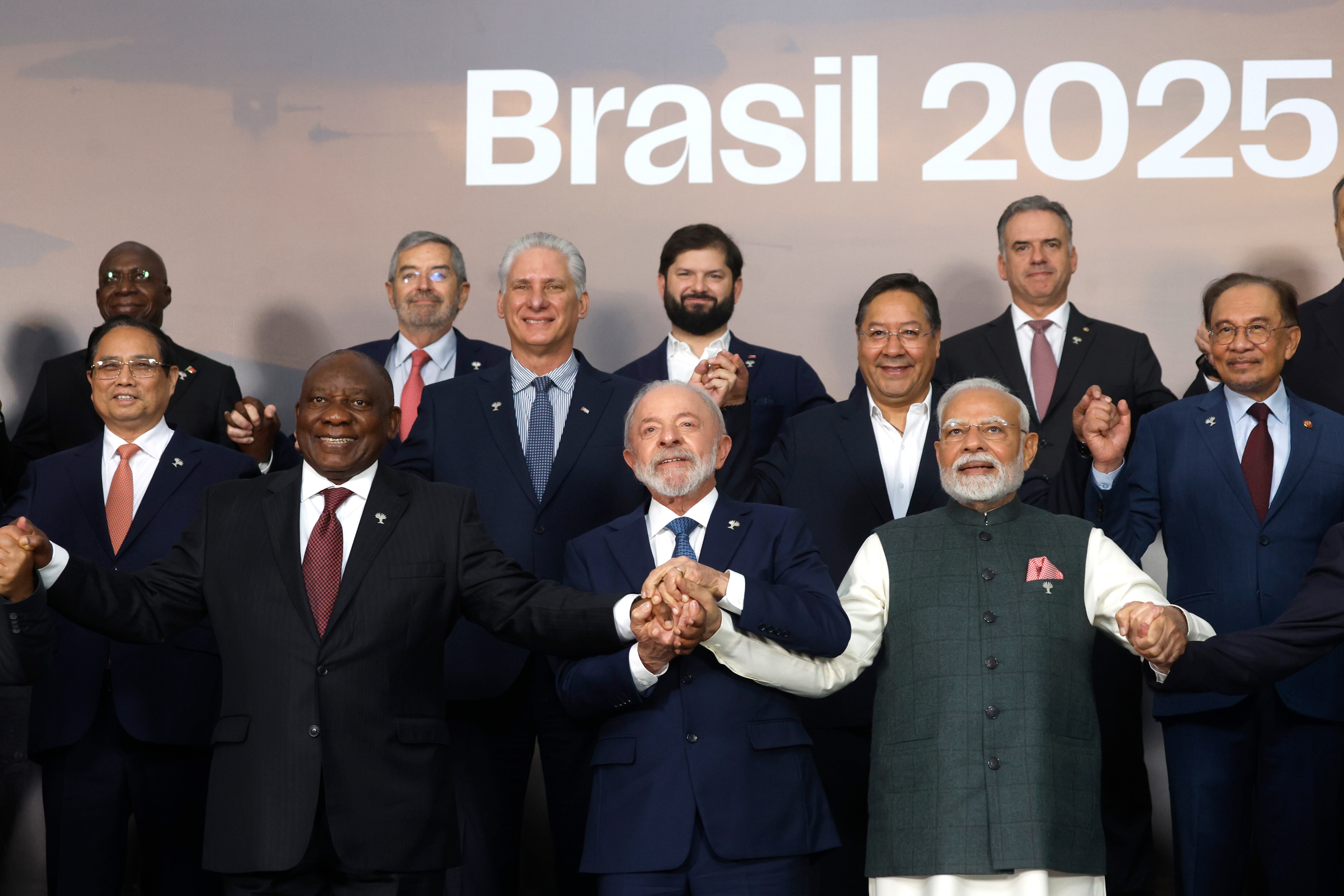 AME1335. RÍO DE JANEIRO (BRASIL), 07/07/2025.- Fotografía de los participantes en la cumbre de los BRICS este lunes, en Río de Janeiro (Brasil). La segunda y última jornada de la cumbre de los BRICS comenzó tras la nueva amenaza del presidente de Estados Unidos, Donald Trump, de imponer un arancel adicional del 10 % a los países que se "alineen" al foro. EFE/ Antonio Lacerda