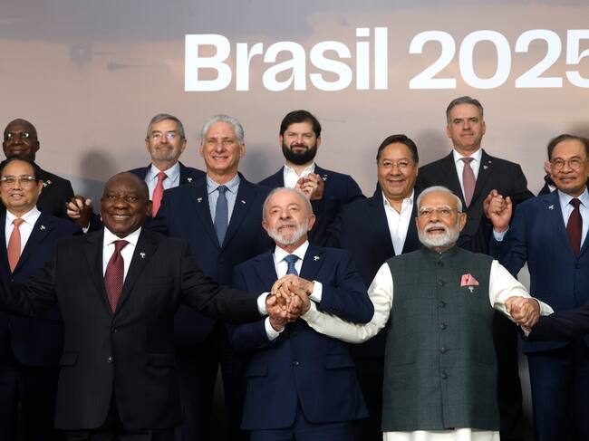 AME1335. RÍO DE JANEIRO (BRASIL), 07/07/2025.- Fotografía de los participantes en la cumbre de los BRICS este lunes, en Río de Janeiro (Brasil). La segunda y última jornada de la cumbre de los BRICS comenzó tras la nueva amenaza del presidente de Estados Unidos, Donald Trump, de imponer un arancel adicional del 10 % a los países que se "alineen" al foro. EFE/ Antonio Lacerda
