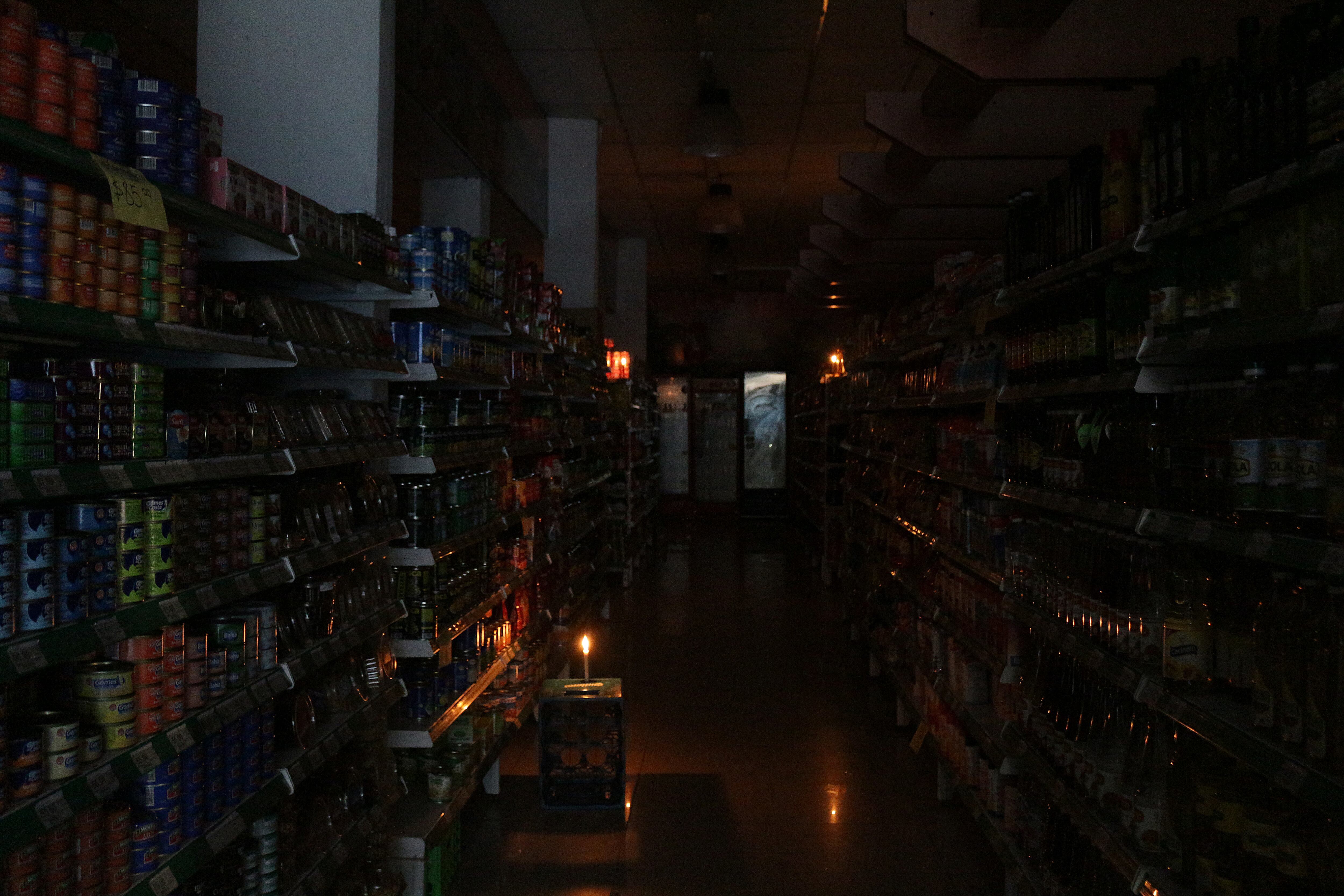 Más del 80% de la población chilena y dos provincias de Argentina quedaron sin electricidad por causas desconocidas y medio de una ola de calor.
(Foto:   Carol Smiljan/NurPhoto via Getty Images)