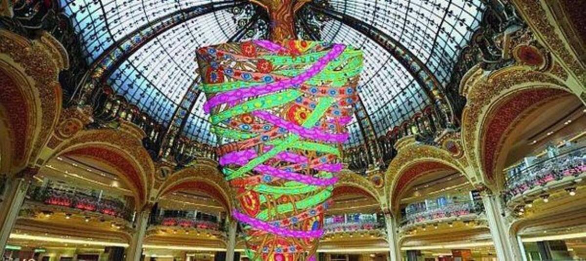 Árboles humanos, en los ríos y las ciudades más emblemáticas del mundo inundadas de luces y de la magia de la navidad./ Paris