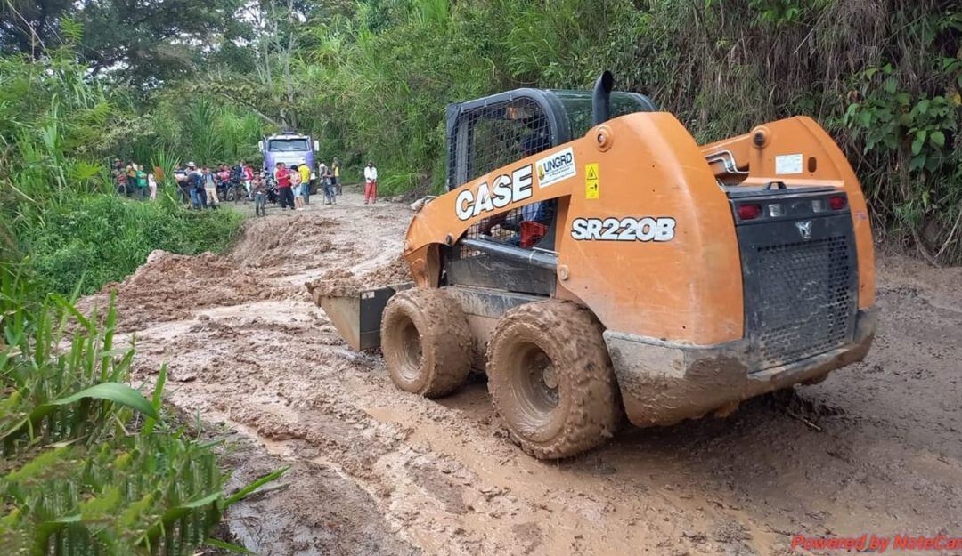 Maquina trabaja en la zona rural 