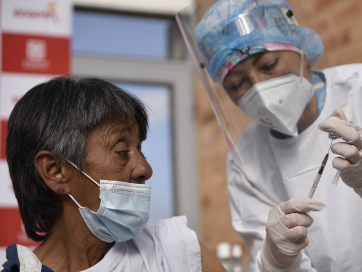 Medellín comenzará a aplicar terceras dosis a mayores de 70 años