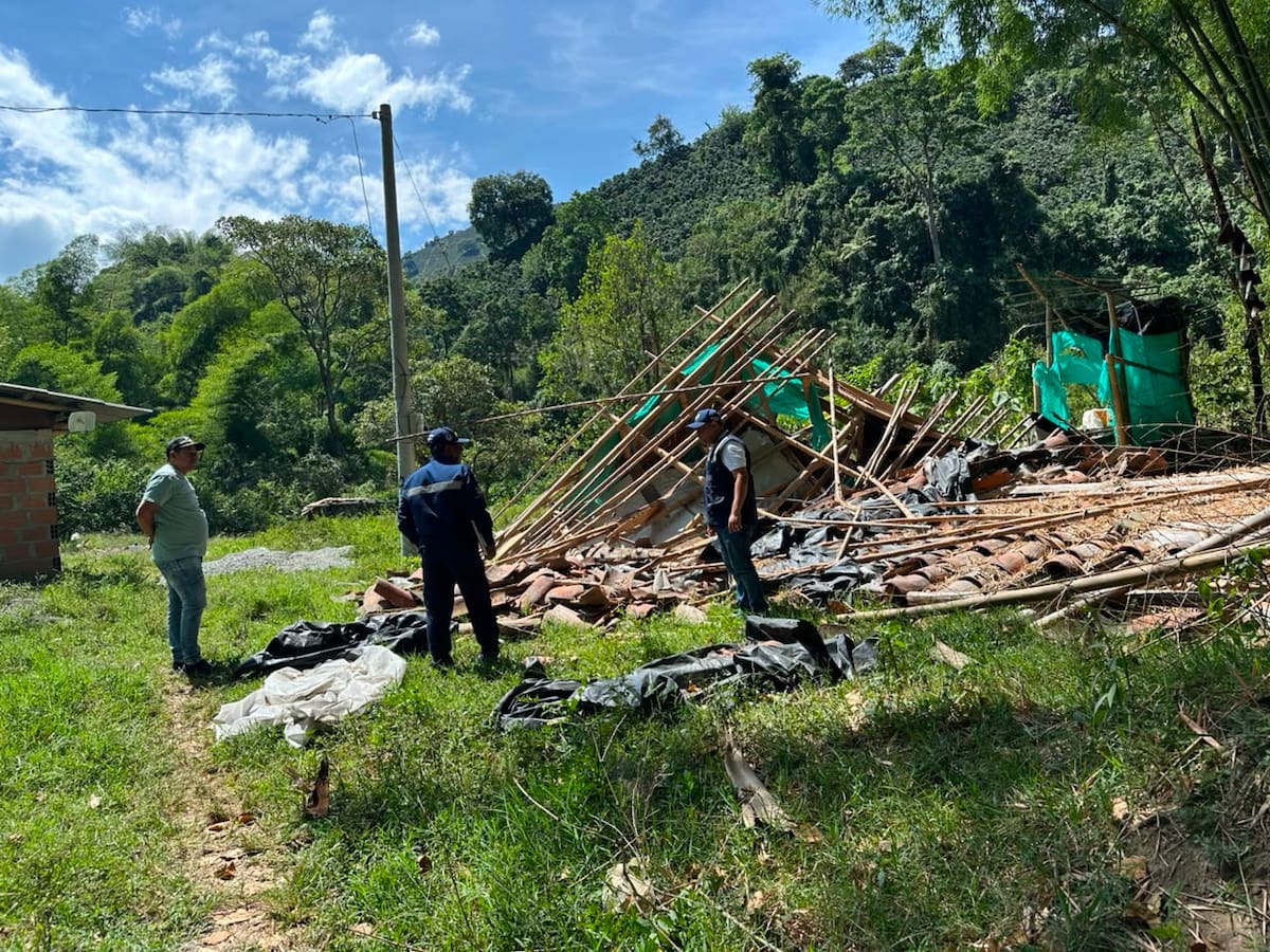 Tres ingenieros de Cardique apoyan evaluación de edificaciones afectadas en Manizales