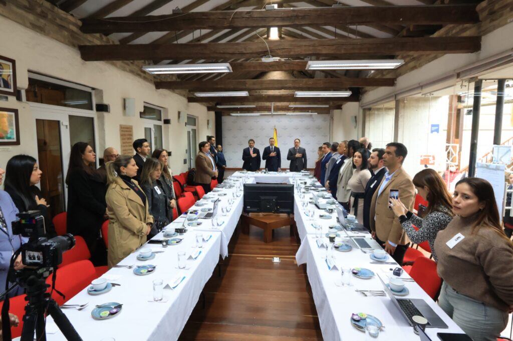 Delegación de la Alcaldía de Manizales con el Ministro de Vivienda y Gerente del Fondo Milagro en Bogotá. Foto: centrodeinformacion.manizales.gov.co.