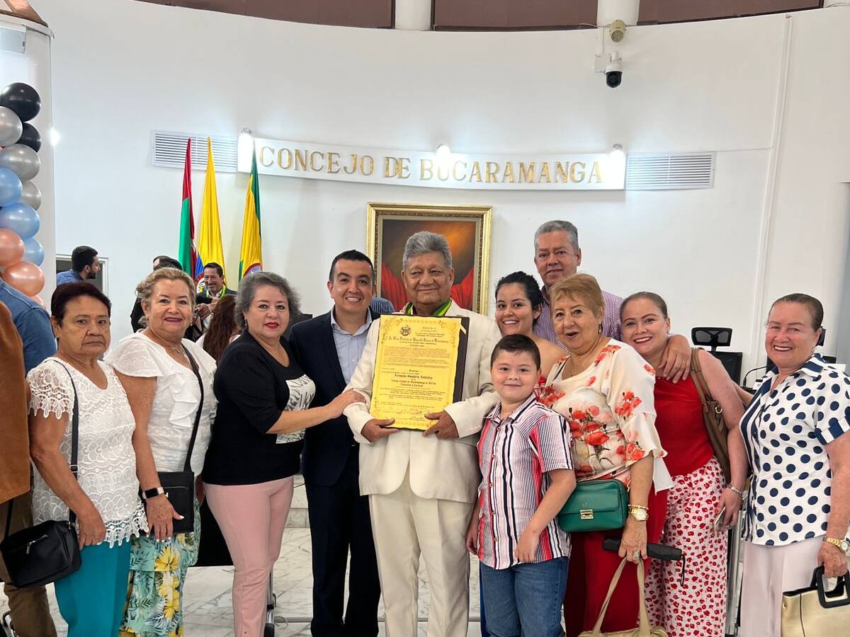 Condecoraron al “Gato” Sanabria, reconocido violinista de Bucaramanga