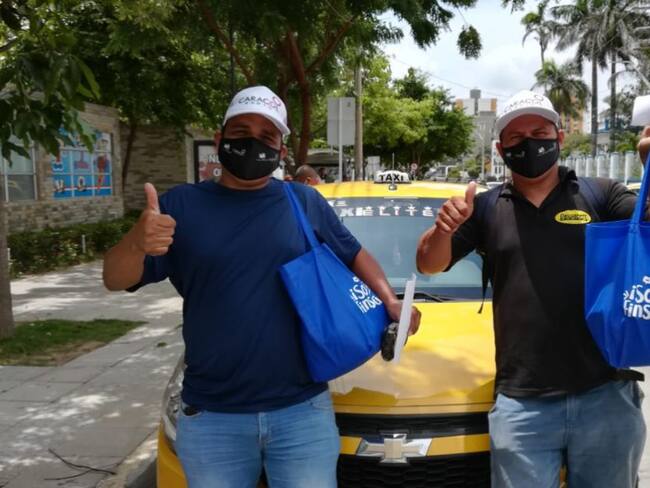 Caracol Radio y Finsocial entregan 100 ayudas a taxistas
