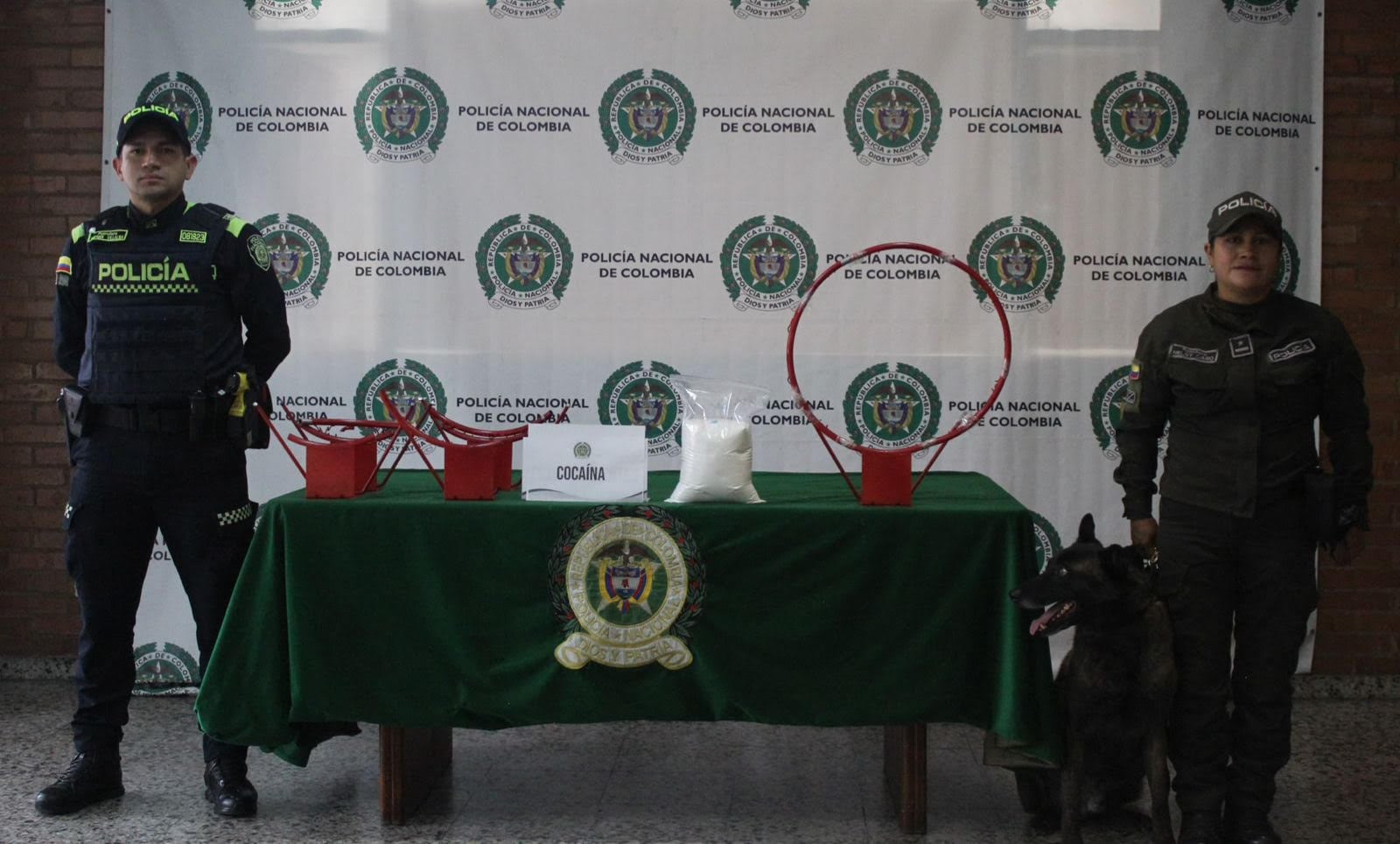 Aros de baloncesto incautados con cocaína.