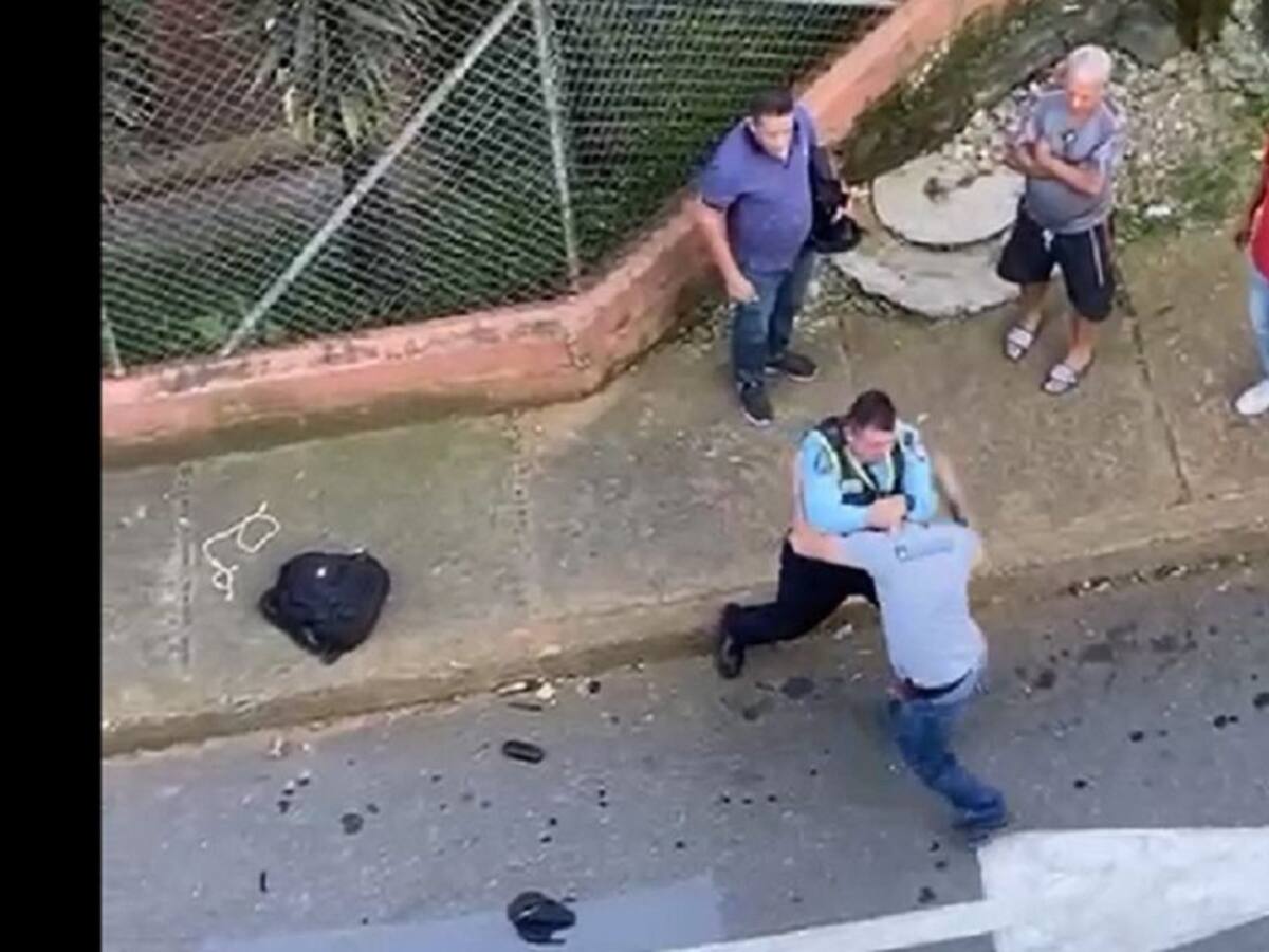 Un guarda de transito de Medellín se fue a los golpes con un motociclista