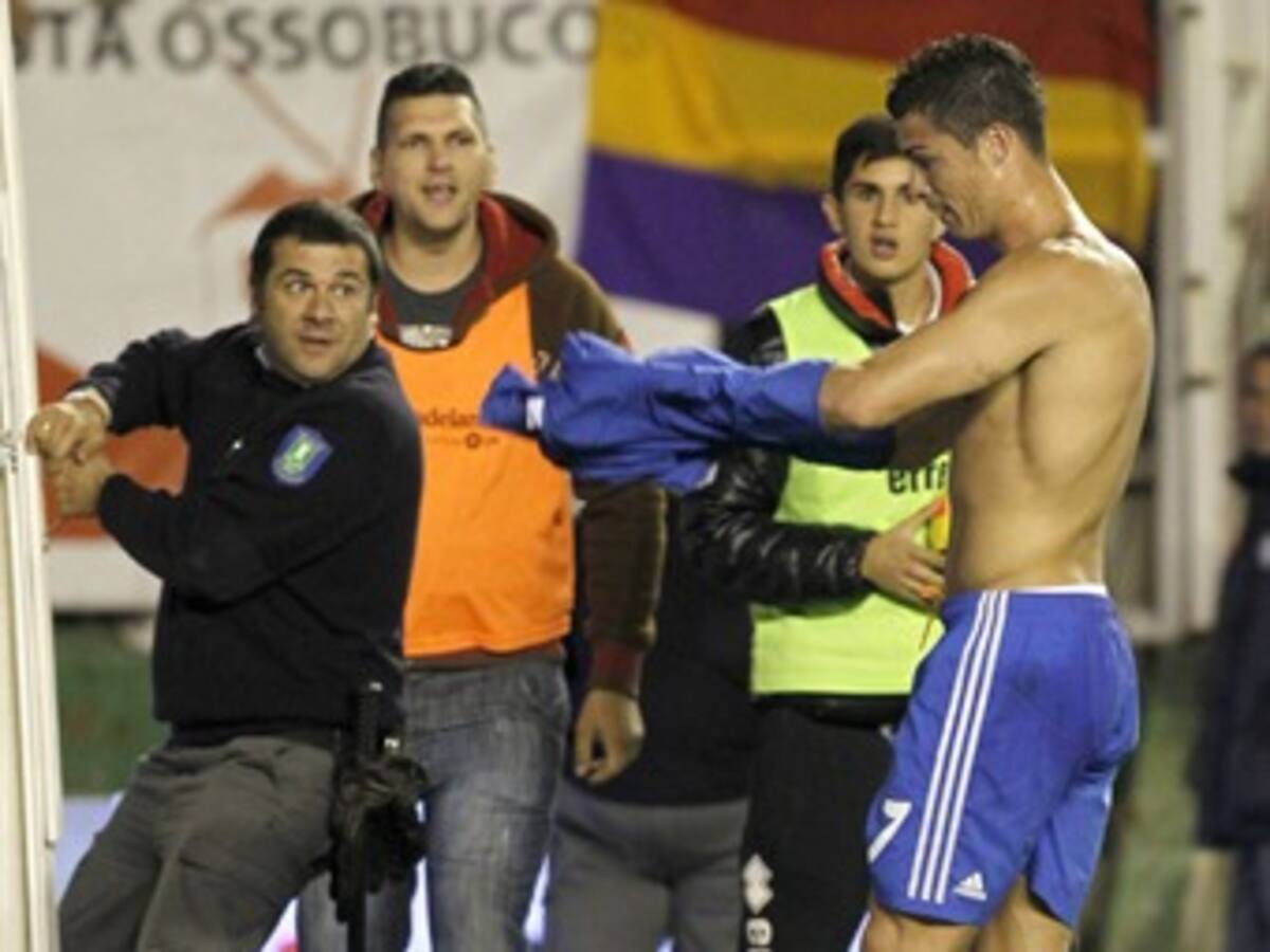 Cristiano Ronaldo y su gesto tras darle un balonazo a un chica