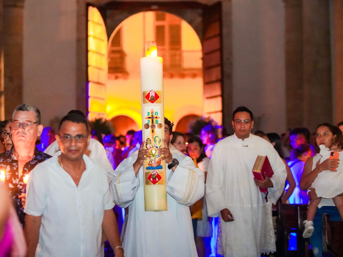 Fieles católicos asistieron a la Vigilia Pascual en las iglesias de Cartagena